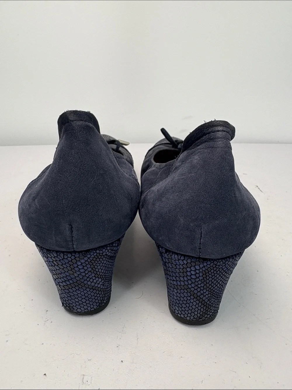 🥡 Sabrinas Classic Navy suede Low Block Heel Pump with Textured Toe